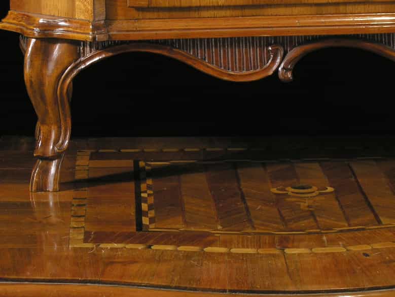Detailabbildung: Reich gestaltete Louis-XVI-Aufsatzkommode