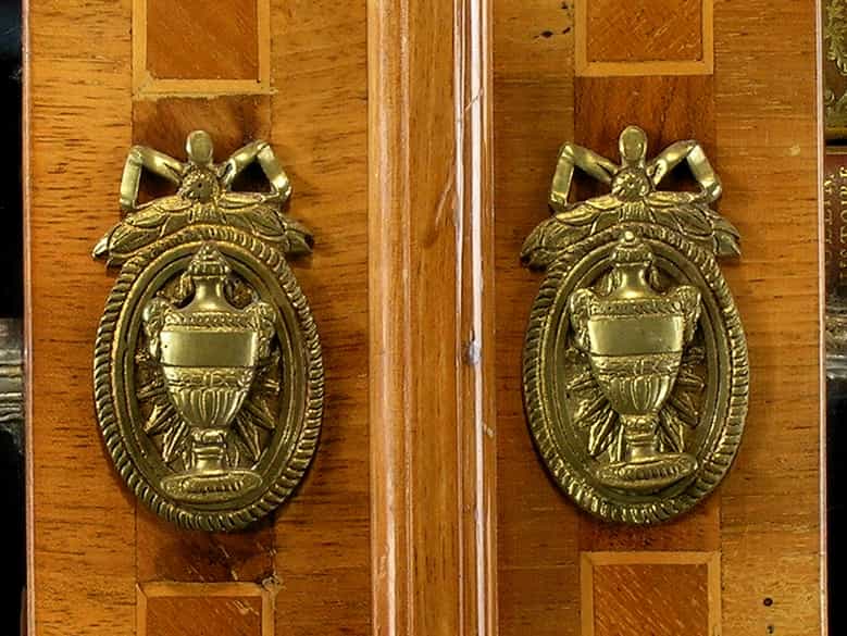 Detailabbildung: Reich gestaltete Louis-XVI-Aufsatzkommode
