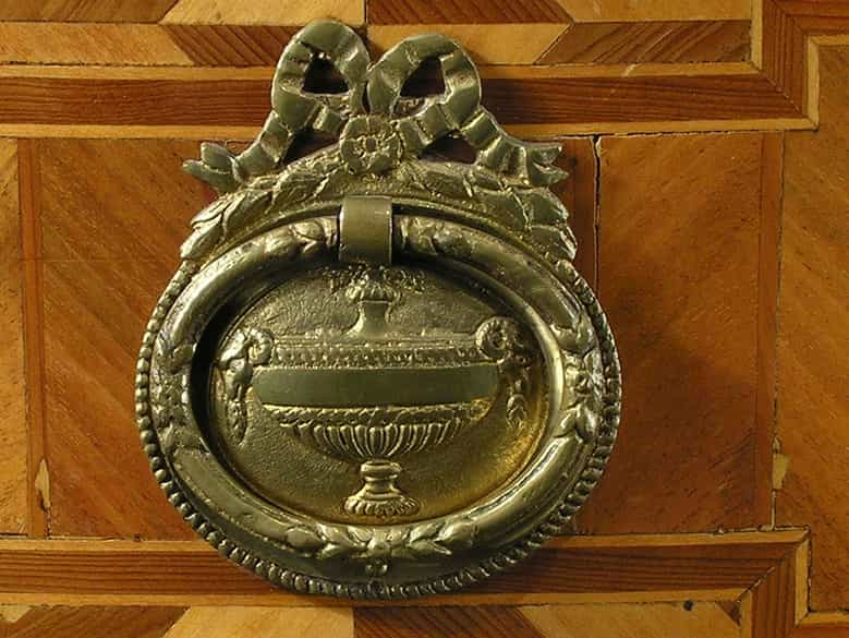 Detailabbildung: Reich gestaltete Louis-XVI-Aufsatzkommode