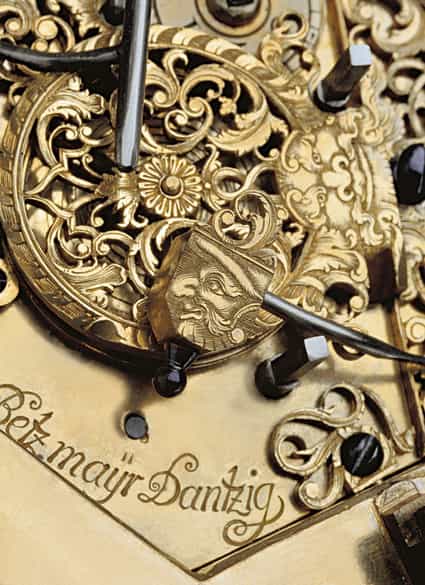 Detailabbildung: Hochbedeutende waagrechte Tischuhr mit Stundenrepetition und Wecker von dem Meister Johan Simon Betzmayr, in originalem Lederetui und in einem hervorragenden Erhaltungszustand. Danzig, ca. 1750 