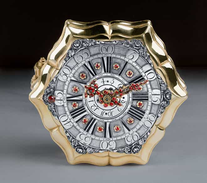 Detailabbildung: Hochbedeutende waagrechte Tischuhr mit Stundenrepetition und Wecker von dem Meister Johan Simon Betzmayr, in originalem Lederetui und in einem hervorragenden Erhaltungszustand. Danzig, ca. 1750 