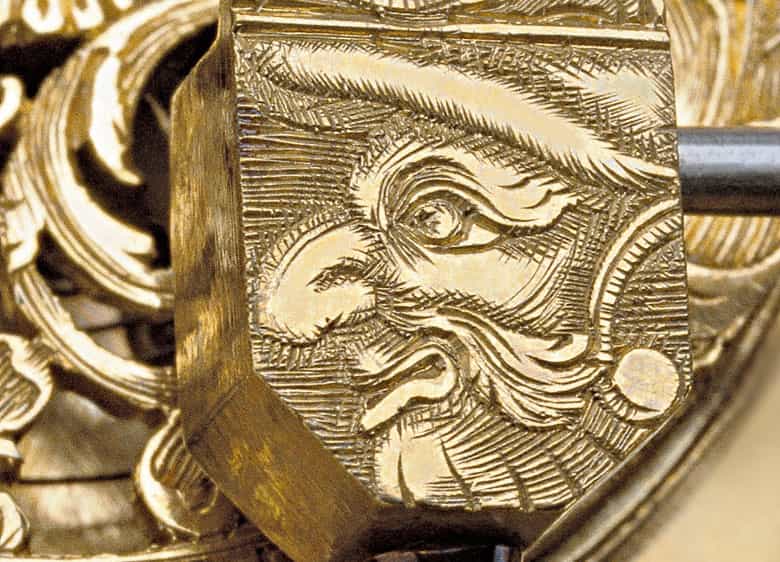 Detailabbildung: Hochbedeutende waagrechte Tischuhr mit Stundenrepetition und Wecker von dem Meister Johan Simon Betzmayr, in originalem Lederetui und in einem hervorragenden Erhaltungszustand. Danzig, ca. 1750 