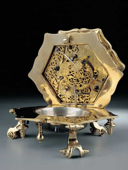 Detailabbildung: Hochbedeutende waagrechte Tischuhr mit Stundenrepetition und Wecker von dem Meister Johan Simon Betzmayr, in originalem Lederetui und in einem hervorragenden Erhaltungszustand. Danzig, ca. 1750 