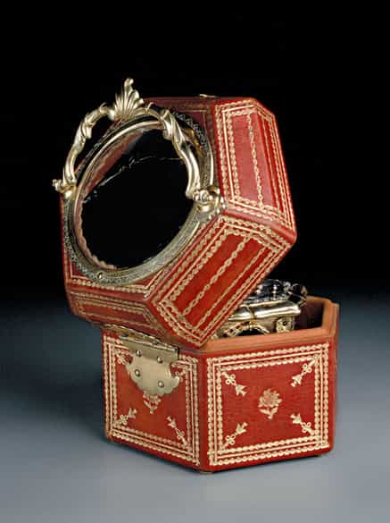 Detailabbildung: Hochbedeutende waagrechte Tischuhr mit Stundenrepetition und Wecker von dem Meister Johan Simon Betzmayr, in originalem Lederetui und in einem hervorragenden Erhaltungszustand. Danzig, ca. 1750 