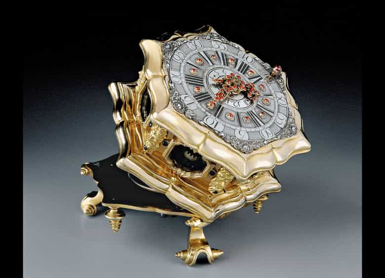 Detailabbildung: Hochbedeutende waagrechte Tischuhr mit Stundenrepetition und Wecker von dem Meister Johan Simon Betzmayr, in originalem Lederetui und in einem hervorragenden Erhaltungszustand. Danzig, ca. 1750 