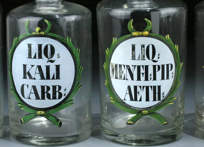 Detailabbildung: Satz von fünf Apothekerfläschchen