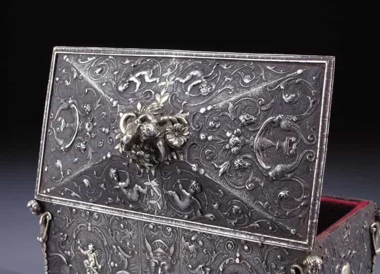 Detailabbildung: Italienische Eisenschatulle mit Relief in Silbertauschierung