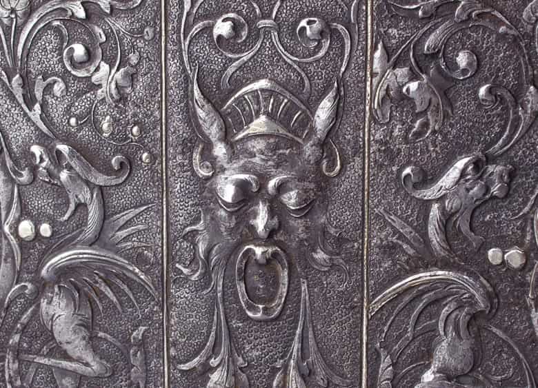 Detailabbildung: Italienische Eisenschatulle mit Relief in Silbertauschierung