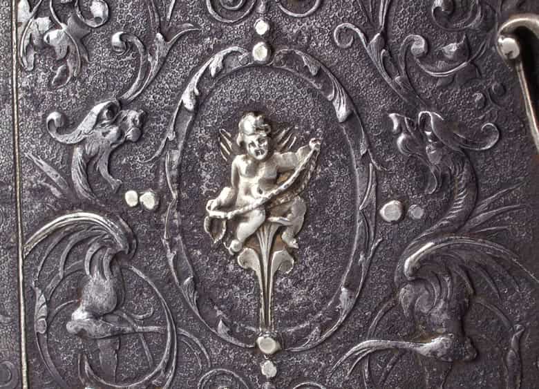 Detailabbildung: Italienische Eisenschatulle mit Relief in Silbertauschierung