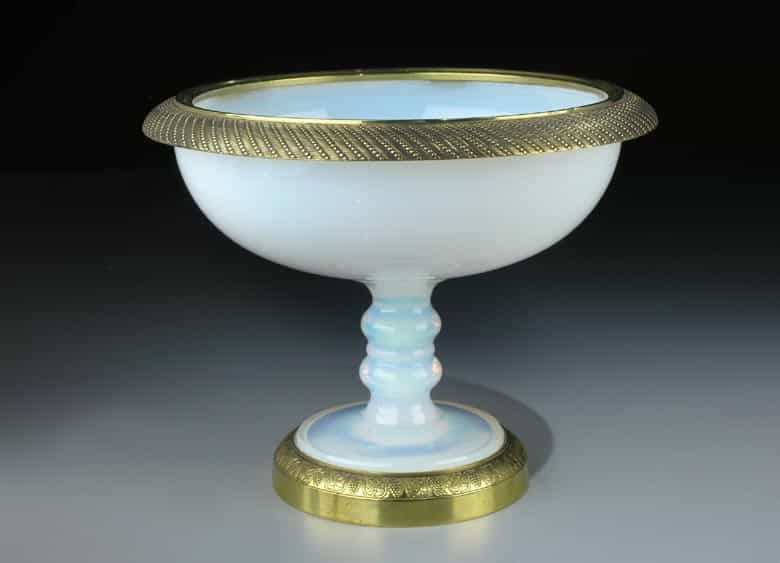 Detailabbildung: Russische Gefäßgarnitur in Milchglas, bestehend aus drei Teilen