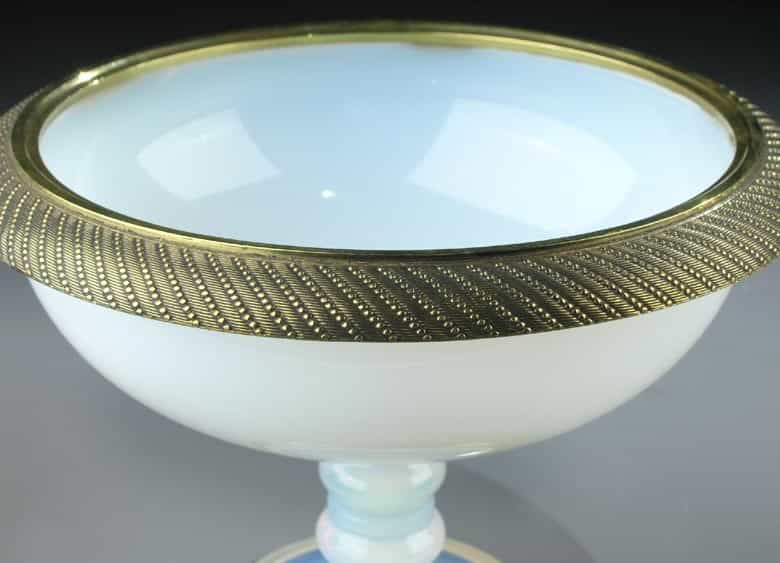 Detailabbildung: Russische Gefäßgarnitur in Milchglas, bestehend aus drei Teilen