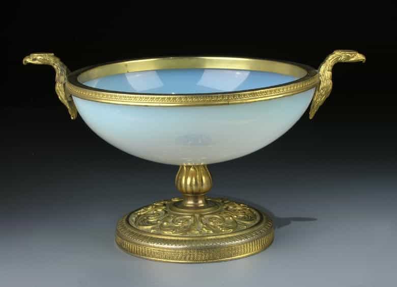 Detailabbildung: Russische Gefäßgarnitur in Milchglas, bestehend aus drei Teilen