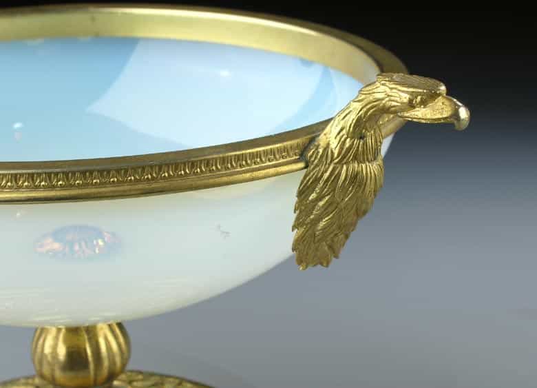 Detailabbildung: Russische Gefäßgarnitur in Milchglas, bestehend aus drei Teilen