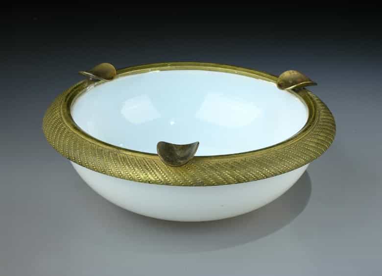 Detailabbildung: Russische Gefäßgarnitur in Milchglas, bestehend aus drei Teilen