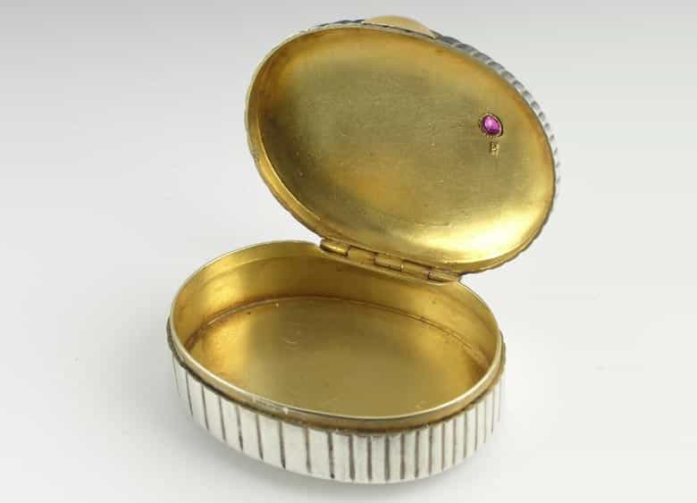 Detailabbildung: Kleine Silberdose