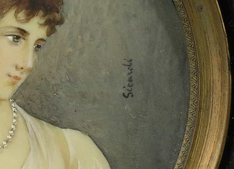 Detailabbildung: Miniaturportrait einer jungen hübschen Dame mit weißem ausgeschnittenem Kleid, Perlenkette