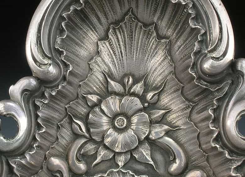 Detailabbildung: Silberschale mit eingearbeiteter russischer Münze