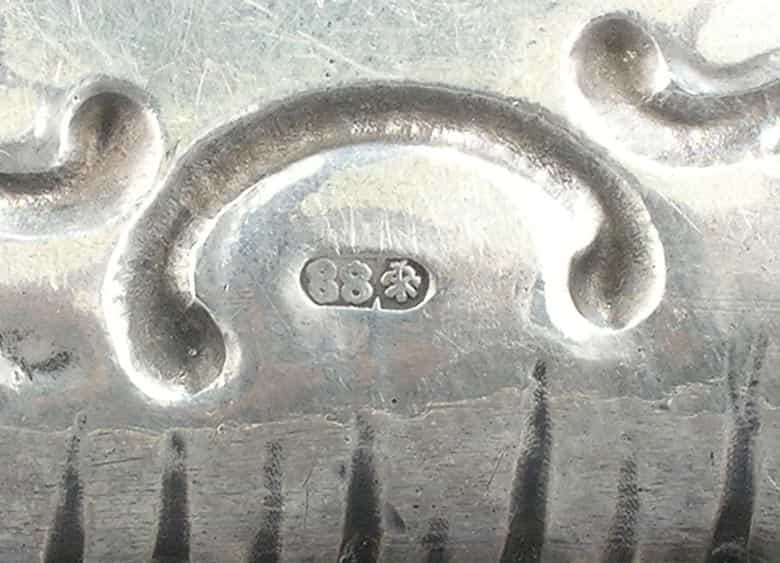 Detailabbildung: Silberschale mit eingearbeiteter russischer Münze