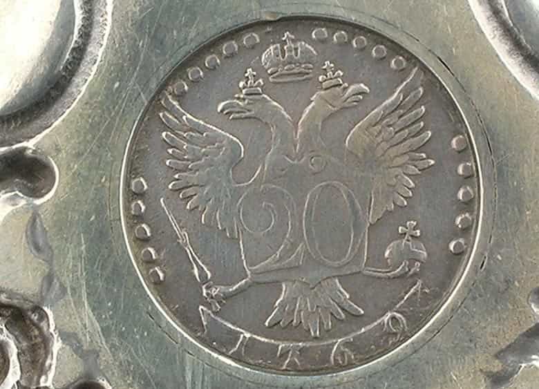 Detailabbildung: Silberschale mit eingearbeiteter russischer Münze