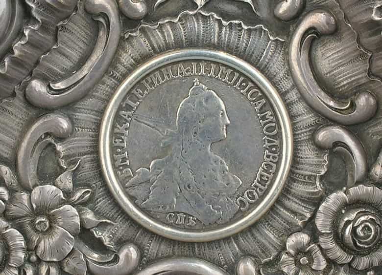 Detailabbildung: Silberschale mit eingearbeiteter russischer Münze