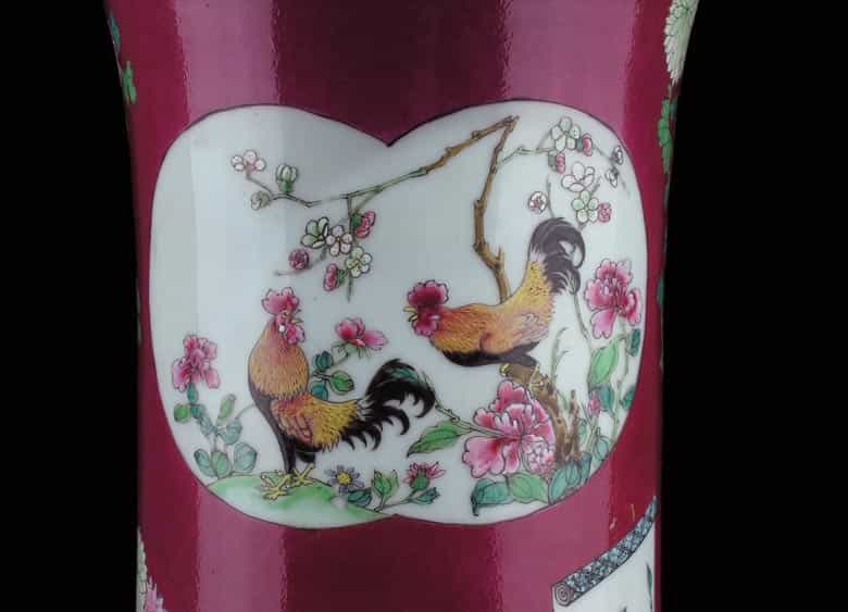 Detailabbildung: Herrschaftliche Famille-rose Stangenvase