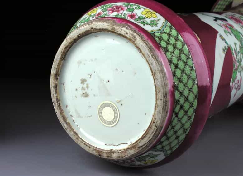 Detailabbildung: Herrschaftliche Famille-rose Stangenvase