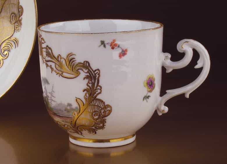 Detailabbildung: Meissener Tasse mit Untertasse