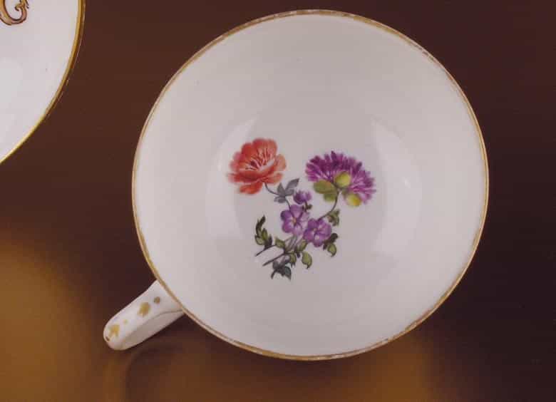 Detailabbildung: Meissener Tasse mit Untertasse