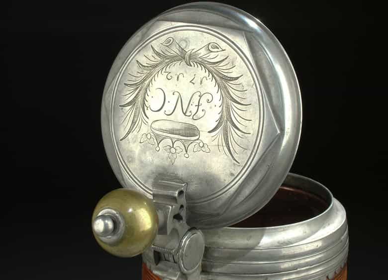 Detailabbildung: Großer Walzenkrug mit Zinndeckel