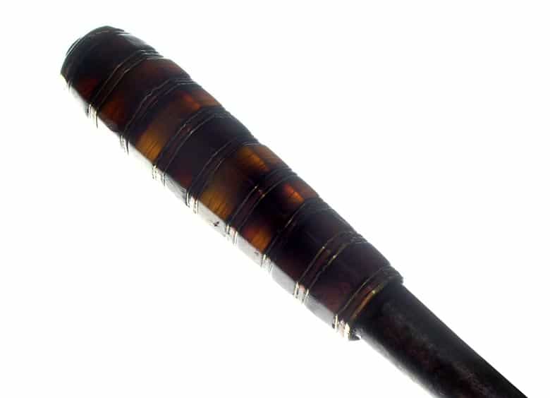 Detailabbildung: Einnehmelöffel in Messing, Eisen und Bernstein