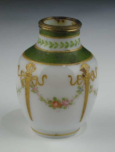 Detailabbildung: Kleine Milchglas-Miniturvase