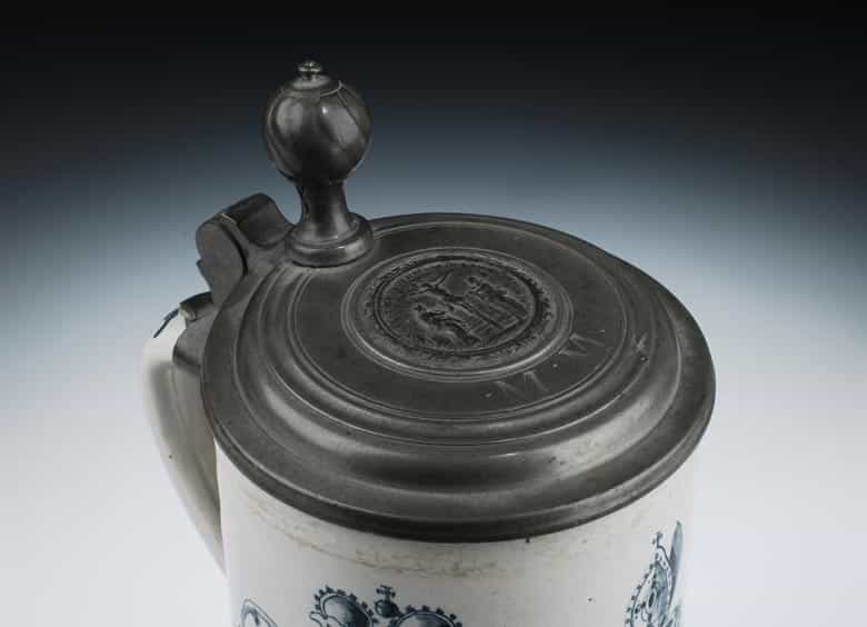 Detailabbildung: Musealer Gögginger Fayence-Krug mit dem Wappen des Joseph Landgraf von Hessen-Darmstadt, 1740 - 1768 Bischof von Augsburg.
