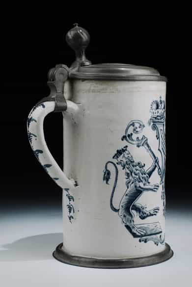 Detailabbildung: Musealer Gögginger Fayence-Krug mit dem Wappen des Joseph Landgraf von Hessen-Darmstadt, 1740 - 1768 Bischof von Augsburg.