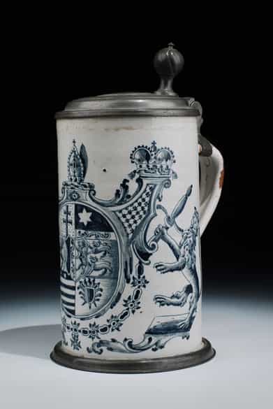 Detailabbildung: Musealer Gögginger Fayence-Krug mit dem Wappen des Joseph Landgraf von Hessen-Darmstadt, 1740 - 1768 Bischof von Augsburg.