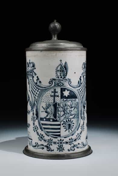 Detailabbildung: Musealer Gögginger Fayence-Krug mit dem Wappen des Joseph Landgraf von Hessen-Darmstadt, 1740 - 1768 Bischof von Augsburg.
