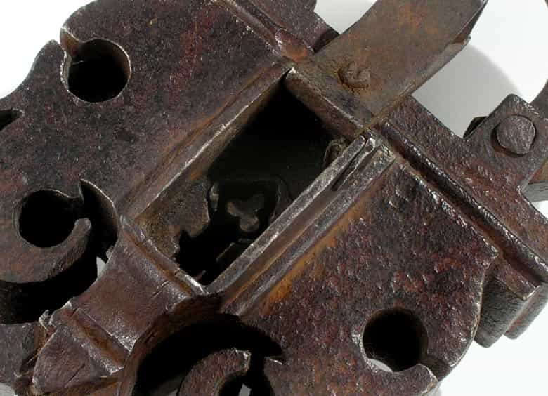 Detailabbildung: Großes Vorhängeschloss in Eisen