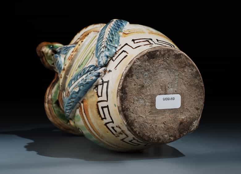 Detailabbildung: Italienische Majolika-Scherzkanne