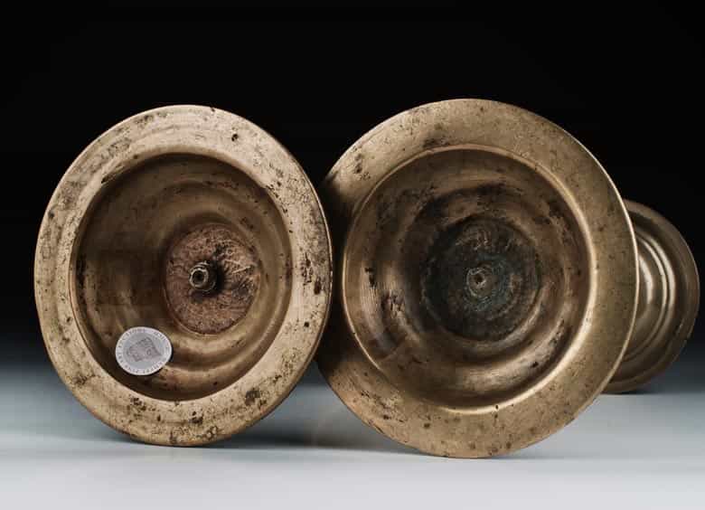 Detailabbildung: Paar Bronze-Tischkerzenleuchter des 17. Jahrhunderts