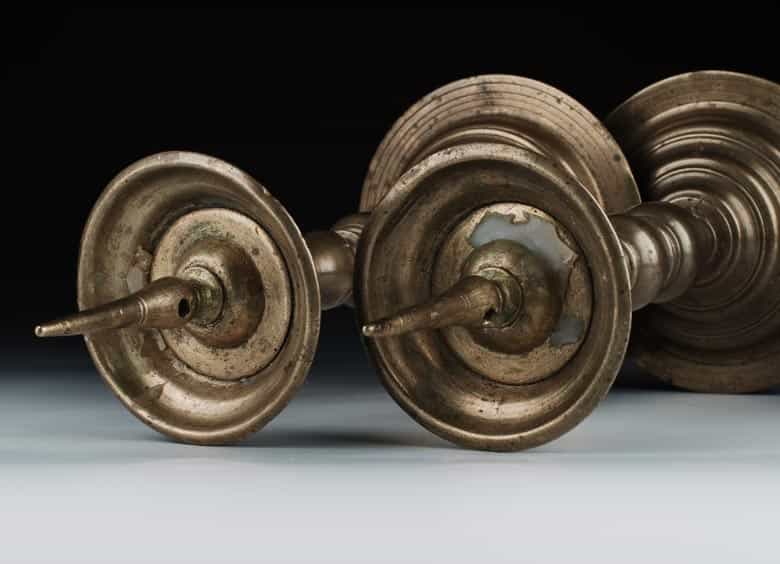 Detailabbildung: Paar Bronze-Tischkerzenleuchter des 17. Jahrhunderts