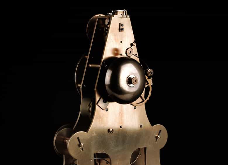 Detailabbildung: Skelettierte Kaminuhr (Abb.)