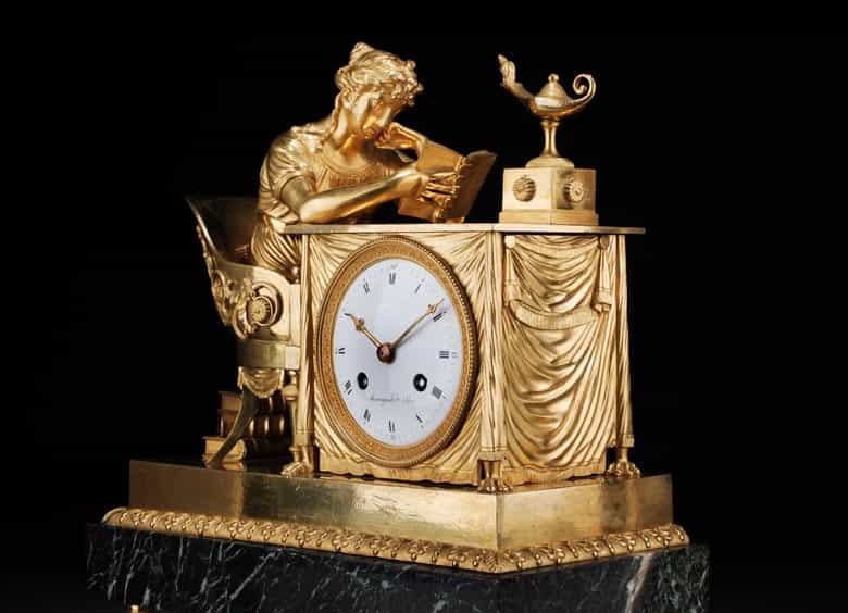 Detailabbildung: Französische Kaminuhr um 1800 mit figürlicher Darstellung