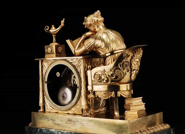 Detailabbildung: Französische Kaminuhr um 1800 mit figürlicher Darstellung