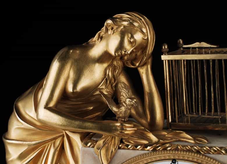 Detailabbildung: Französische Kaminuhr in weißem Marmor mit vergoldeten Bronzen