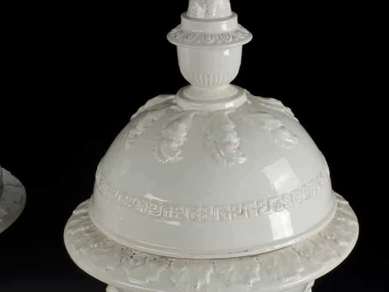 Detailabbildung: Paar große Keramik-Deckelvasen