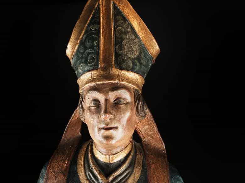 Detailabbildung: Gotische Schnitzfigur des Heiligen Nikolaus