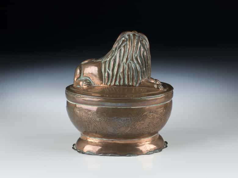 Detailabbildung: Kleines Kupfergefäß mit Löwenfigur