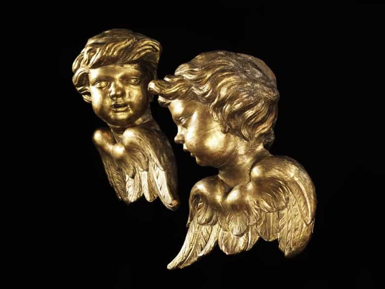 Detailabbildung: Paar geschnitzte Engelsköpfe mit angesetzten Flügeln