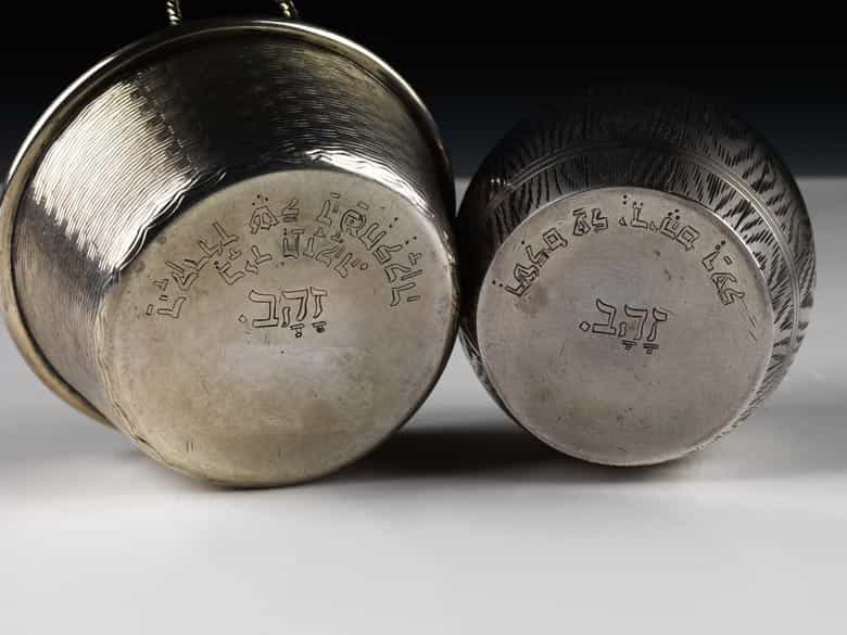 Detailabbildung: Zwei kleine Silbergefäße mit hebräischen Bodenaufschriften