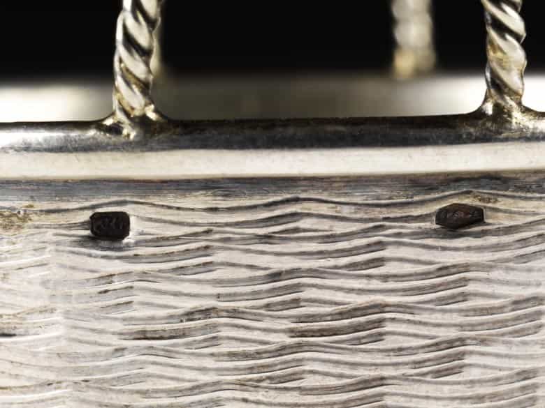 Detailabbildung: Zwei kleine Silbergefäße mit hebräischen Bodenaufschriften