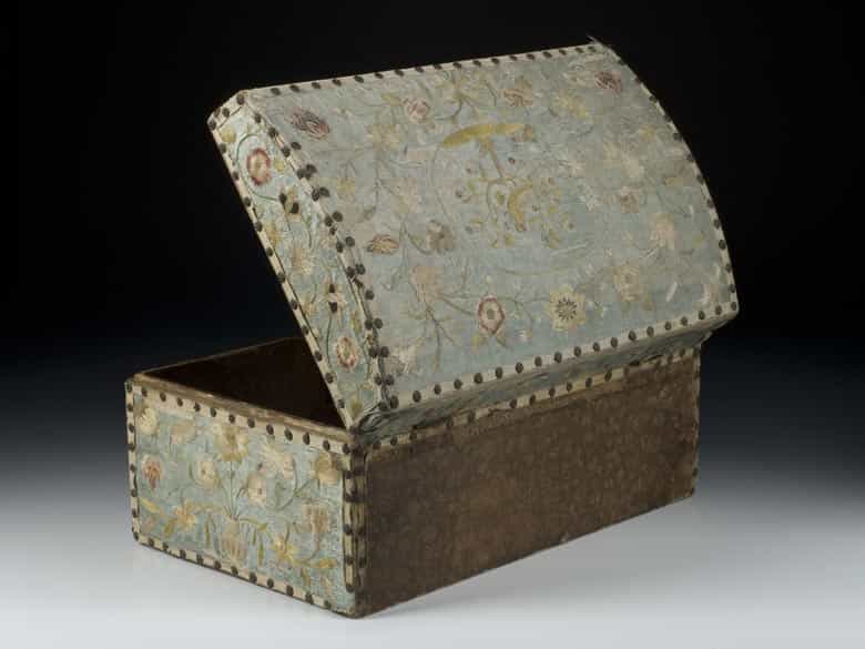 Detailabbildung: Schatulle in Form einer Miniaturtruhe in Holz